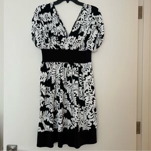 Maggy London Petites V Front Dress